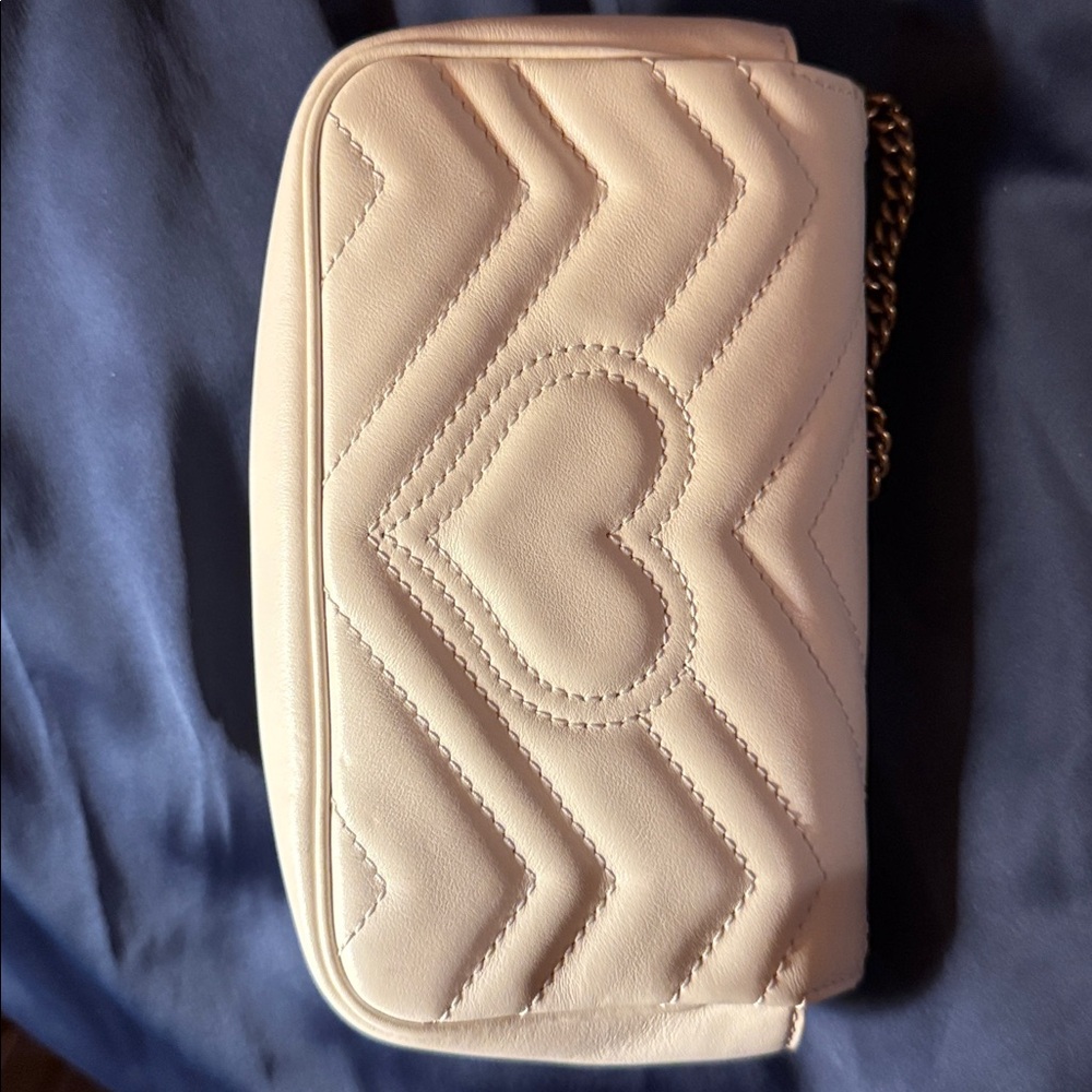 Gucci Cream Chevron Quilted Crossbody Bag or clutch ❤️ Heart on back - Picture 3 of 8